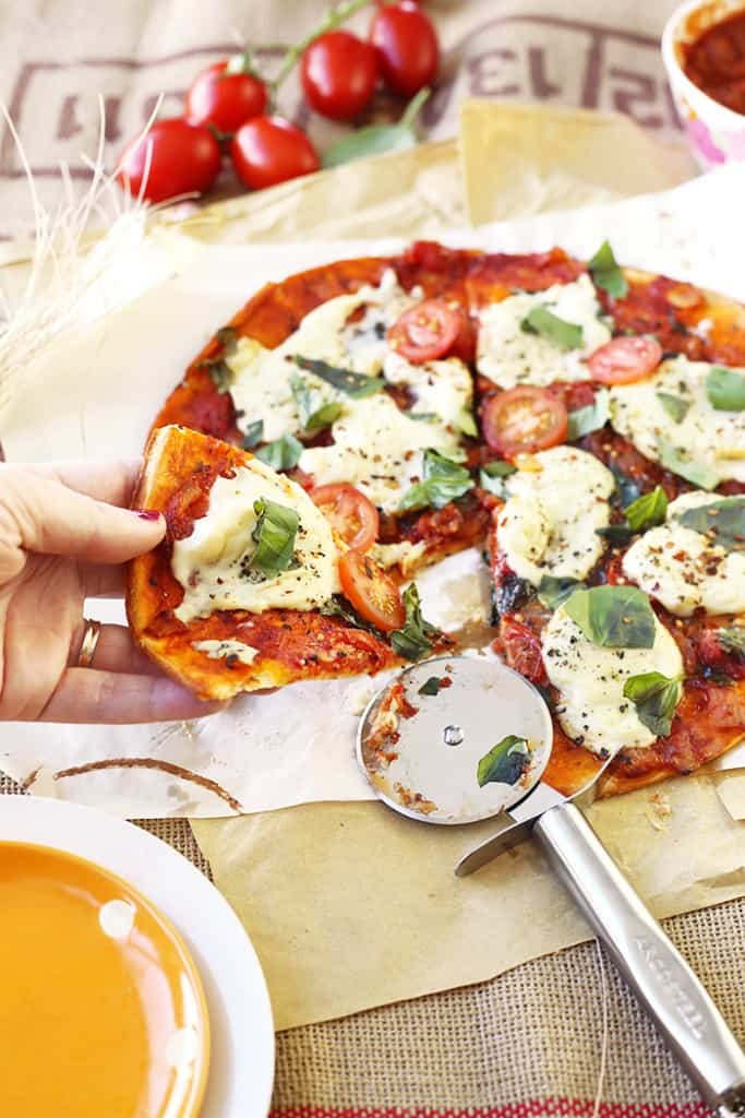 Vegan pizza margherita