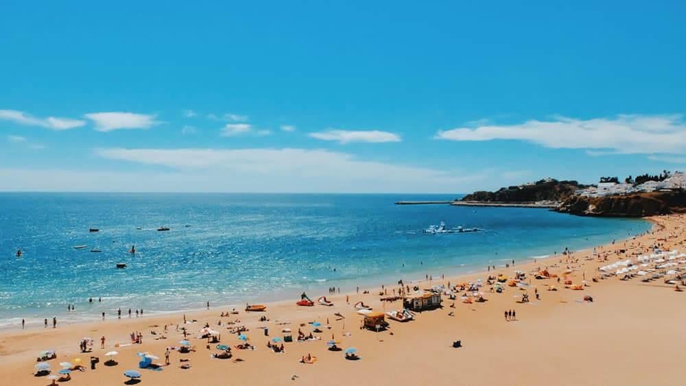 Una playa con gente tomando el sol. guía de protección solar sin crueldad animal