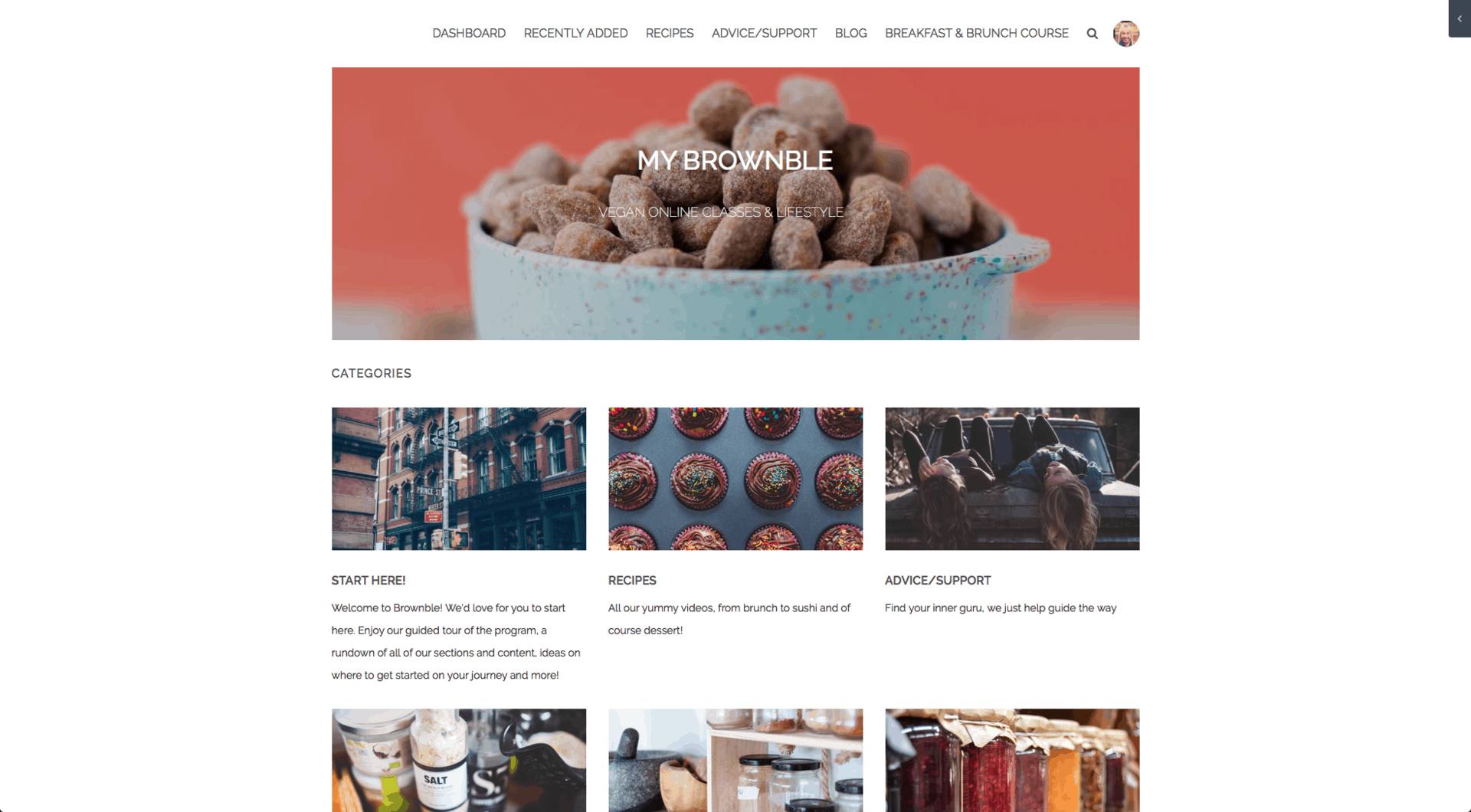 Screenshot van Brownble site met blauwe schaal met snacks