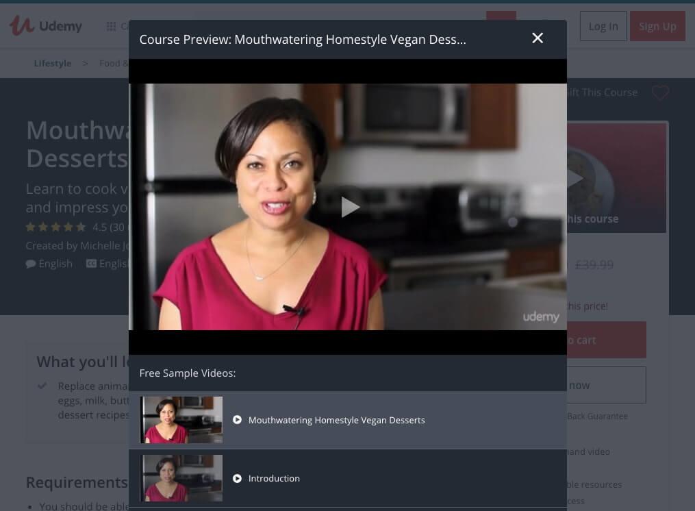 Captura de pantalla de la página de udemy del curso de panadería vegana en línea - postres veganos caseros que muestra a un instructor hablando en la cocina