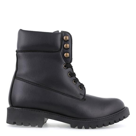 Black vegan leather winter boots from Noah with black laces and soles